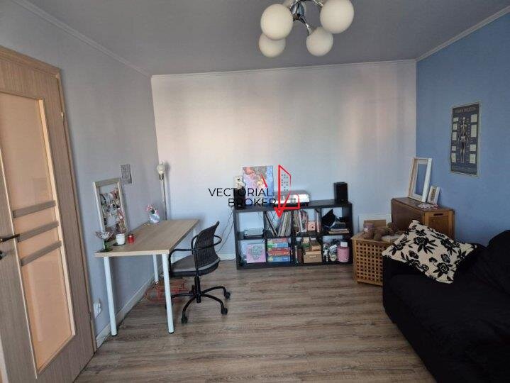 Tei Aparatament decoamndat in bloc din 1984 zona Tei