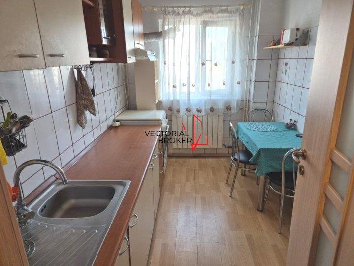 Tei Aparatament decoamndat in bloc din 1984 zona Tei